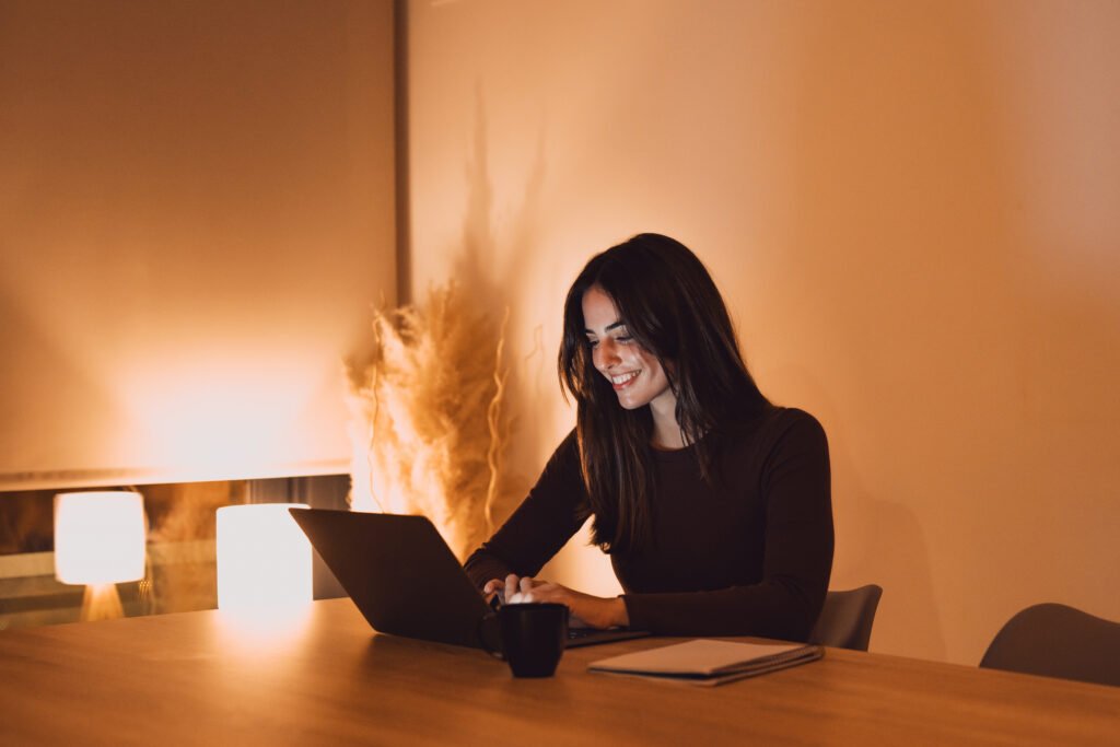 pessoa trabalhando remotamente em laptop como conseguir trabalho remoto sem experiência